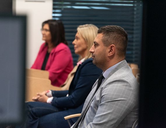 Zdjęcie przedstawia uczestników warsztatów w sali konferencyjnej.