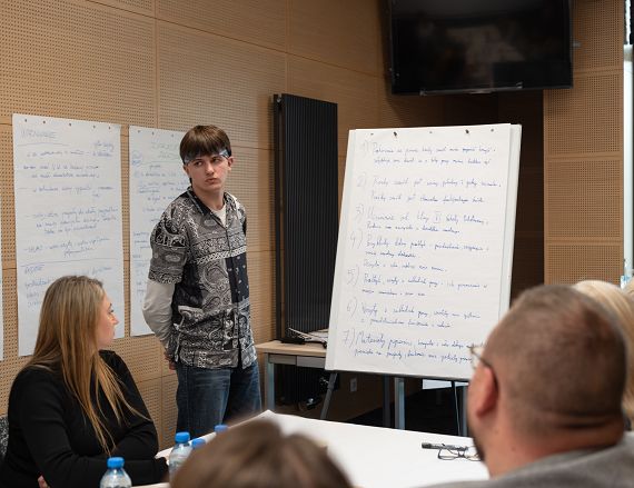 Zdjęcie przedstawia uczestników podczas pracy grupowej.