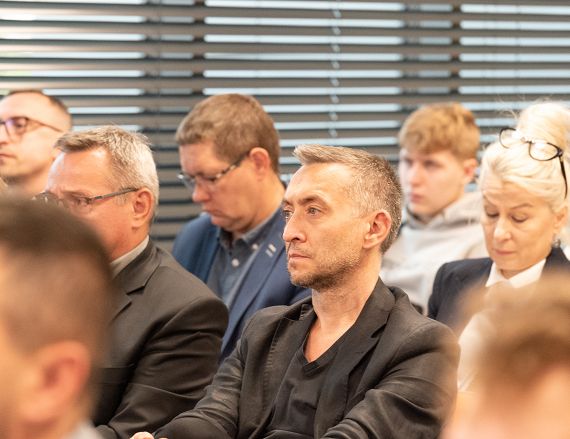 Zdjęcie przedstawia uczestników warsztatów w sali konferencyjnej.