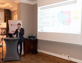 Michał Mścichowski z AXELO Dotacje podczas prezentacji