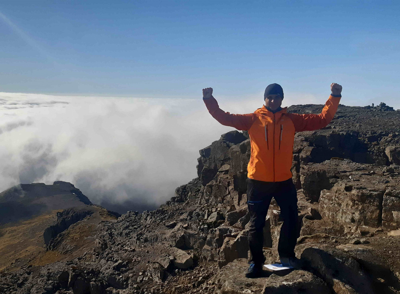 Paweł Kolanko na szczycie Slaettaratindur 880 m n.p.m. - 2022.04.24.jpg [1.33 MB]
