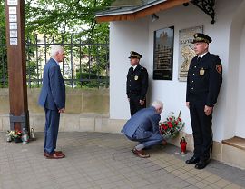 Złożenie kwiatów w rocznicę tragedii smoleńskiej