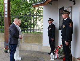 Złożenie kwiatów w rocznicę tragedii smoleńskiej