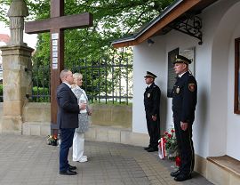 Złożenie kwiatów w rocznicę tragedii smoleńskiej