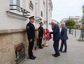 Złożenie kwiatów w rocznicę tragedii smoleńskiej