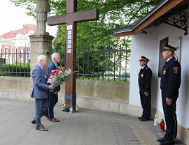 Złożenie kwiatów w rocznicę tragedii smoleńskiej