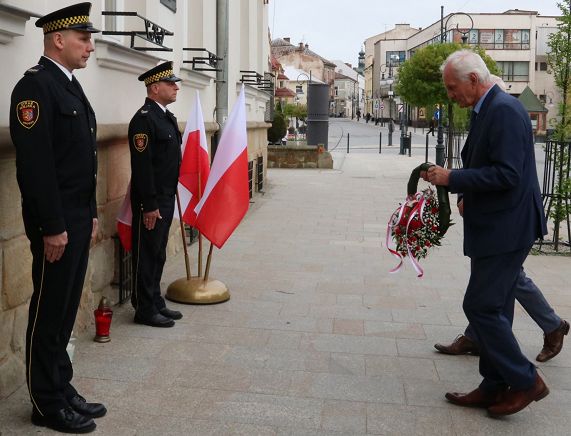 Złożenie kwiatów w rocznicę tragedii smoleńskiej