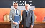 Pan Paweł Kuffner, Członek Zarządu KRP Sp. z o.o. odbiera akt powołania do Krośnieńskiej Rady Biznesu od Prezydenta Miasta Krosna Pana Piotra Przytockiego.