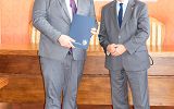 Pan Marek Kiełtyka, Starszy Cechu Rzemiosł Różnych odbiera akt powołania do Krośnieńskiej Rady Biznesu od Prezydenta Miasta Krosna Pana Piotra Przytockiego.