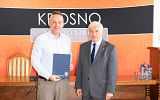 Pan Piotr Sobieraj, Wiceprezes Zarządu ZPRE "Jedlicze" Sp. z o.o. odbiera akt powołania do Krośnieńskiej Rady Biznesu z rąk Prezydenta Miasta Krosna Pana Piotra Przytockiego.