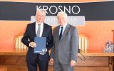Pan Piotr Wietecha, Wiceprezes Zarządu Wietpol Aerospace Sp. z o.o. Sp.k. odbiera akt powołania do Krośnieńskiej Rady Biznesu z rąk Prezydenta Miasta Krosna Pana Piotra Przytockiego.
