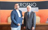 Pan Przemysław Wójcik, Prezes Zarządu PP DOM Sp. z o.o. odbiera akt powołania do Krośnieńskiej Rady Biznesu z rąk Prezydenta Miasta Krosna Pana Piotra Przytockiego.
