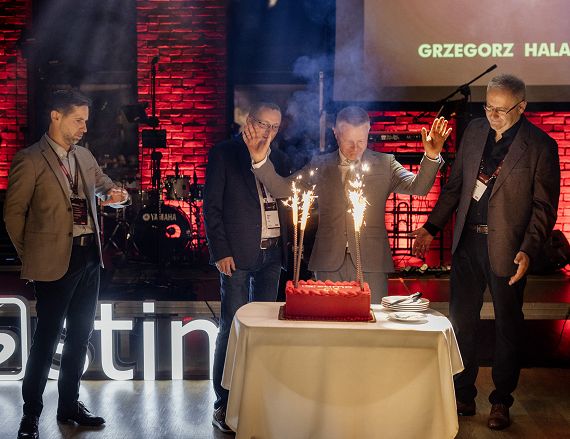 Założyciele firmy przy torcie jubileuszowym.