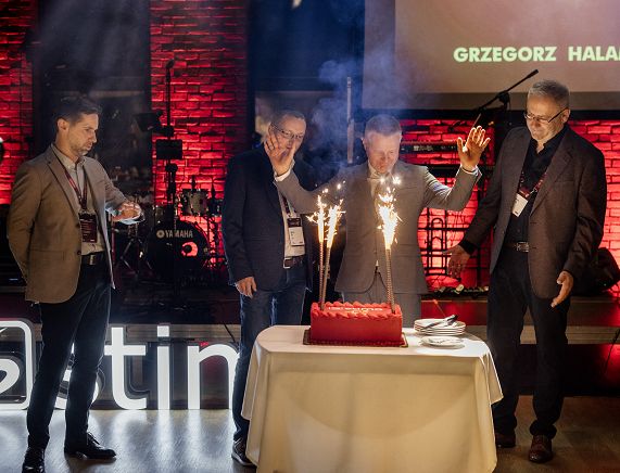 Założyciele firmy przy torcie jubileuszowym.