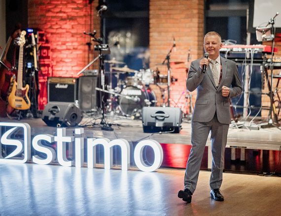 Prezes STIMO Piotr Długosz przemawia podczas uroczystości.