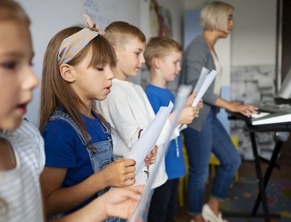 Freepik. Śpiewające dzieci