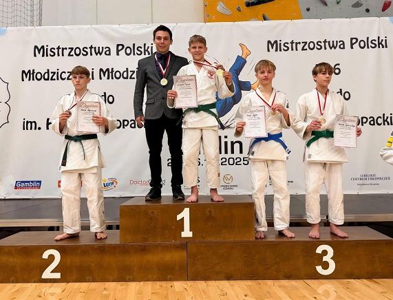 pawel szydlo (drugi z prawej)-1