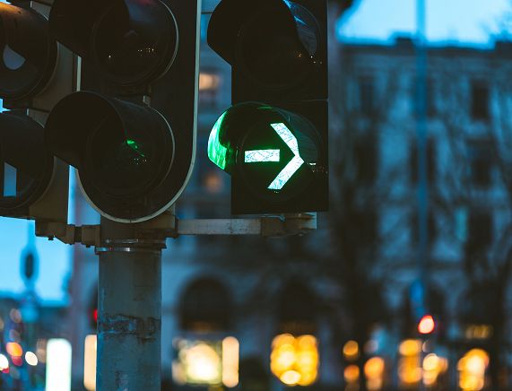 Freepik. Sygnalizacja świetlna