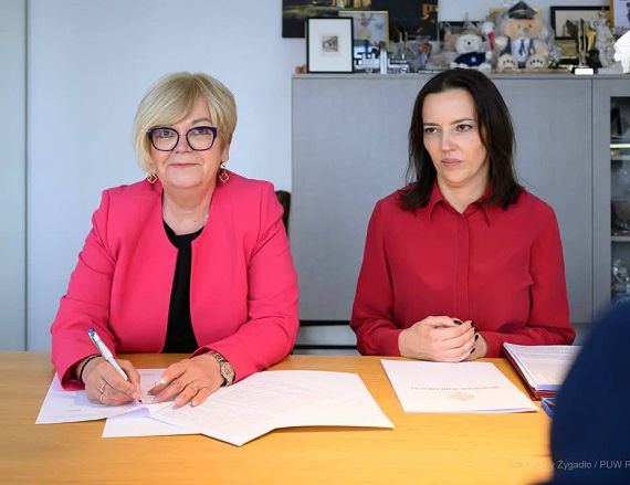 Podpisanie umowy Wojewoda i miasto Krosno