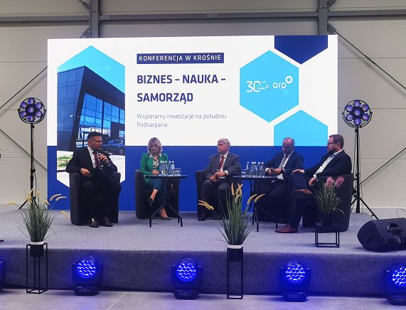 Panel dyskusyjny - od lewej strony: Wiktor Cichoń - Dyrektor Oddziału ARP S.A. w Mielcu, dr Agnieszka Woźniak - Prorektor ds. Rozwoju Państwowej Akademii Nauk Stosowanych w Krośnie, Piotr Przytocki - Prezydent Miasta Krosna, Przemysław Jurczak - Wiceprezes Zarządu FA Krosno S.A., Michał Tabisz - Prezes Zarządu Podkarpackiego Centrum Innowacji