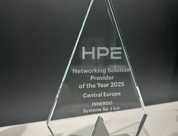 Szklana statuetka z napisem: HPE Networking Solution Provider of the year 2025 Central Europe INNERGO Systems Sp. z o.o.