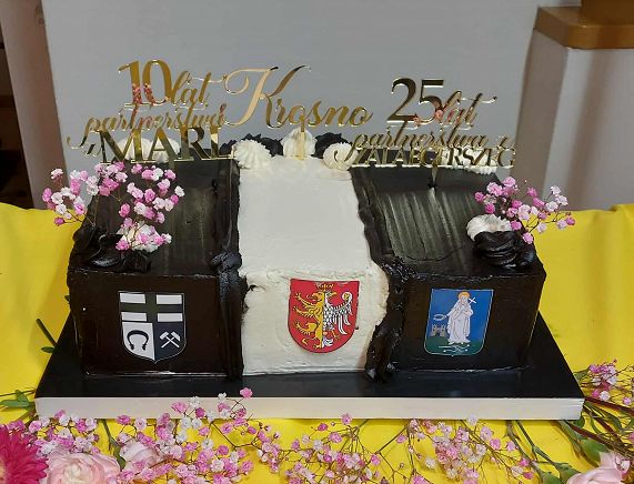 zdjęcie tortu jubileusz miast partnerskich KK