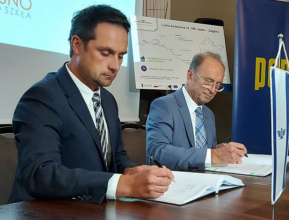 Nowa jakość komunikacji kolejowej w Krośnie i regionie. Podpisano umowę na rewitalizację i modernizację linii kolejowej 108