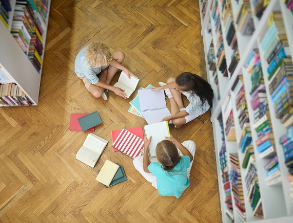 Freepik. Dzieci w bibliotece