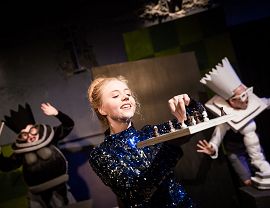 Alicja po drugiej stronie lustra, Teatr PAPAHEMA, fot. Katarzyna Chmura (11).jpg