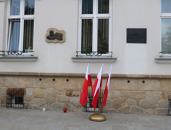 kwiaty pod tablicą 10 kwietnia 2010