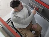 Nieczynny dźwig platformowy przy PZO na ul. Legionów 8