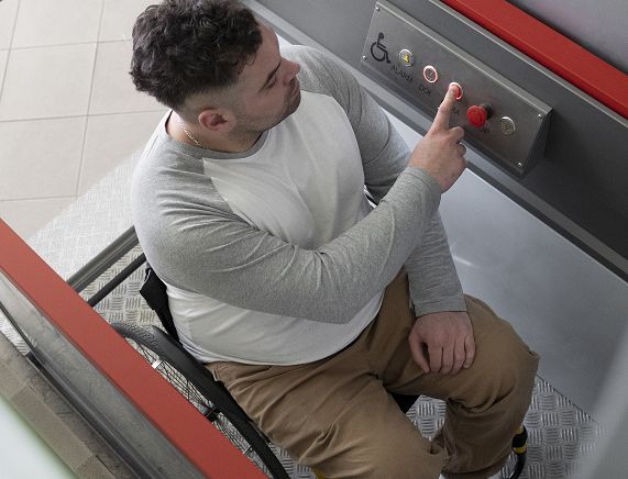 Freepik. Winda platformowa