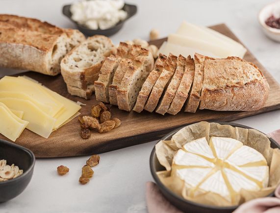 Freepik. Sery wędliny pieczywo