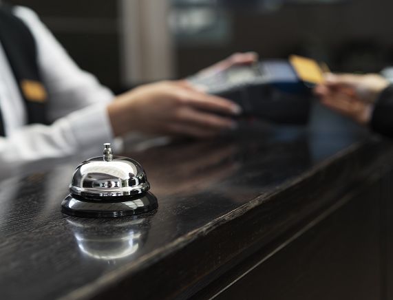 Freepik. Recepcja hotelu