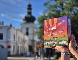 Fot. 1 – Gra na tle Wieży Farnej – jednego z symboli Krosna, którego replika znajduje się w zestawie -poziom.jpg
